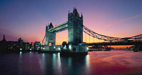 Foto al anochecer del Tower Bridge de Londres