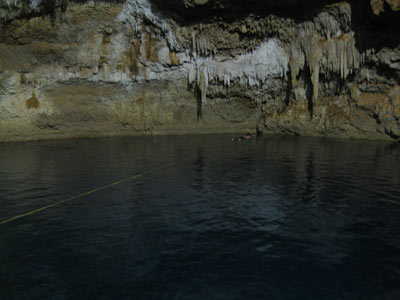 Cenote en cueva